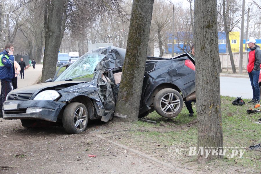 Молодого мужчину с места ДТП на пр-те Гагарина увезла скорая (ФОТО, ВИДЕО)