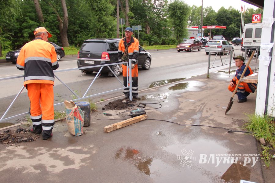 На проспекте Гагарина меняют дорожное ограждение (ФОТО)
