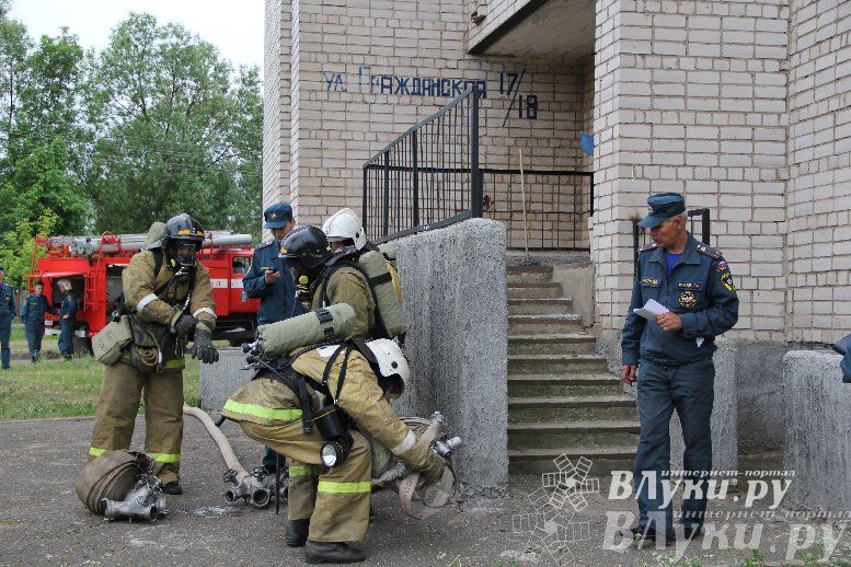В Великих Луках прошли областные соревнования среди пожарных по спасению пострадавших