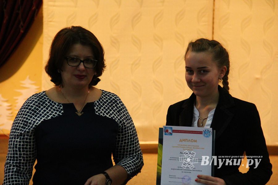 В Великих Луках наградили самых умных школьников 