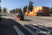 На проспекте Октябрьском провалился асфальт (ФОТО)