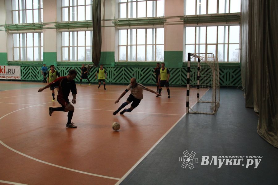 В Великих Луках продолжается первенство города по мини-футболу (фто)