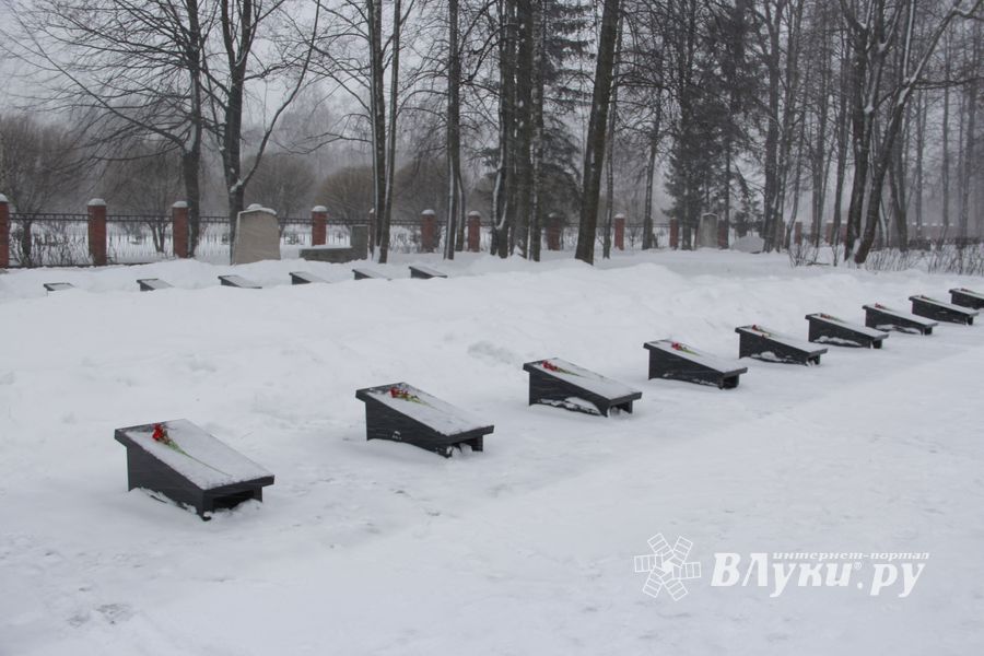 Великолучане возложили цветы на братском мемориальном захоронении (ФОТО)