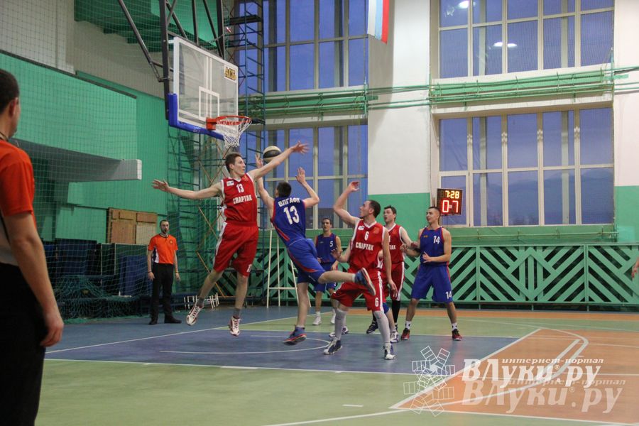 В Великих Луках проходит Открытый Чемпионат г. Великие Луки по баскетболу (фото)