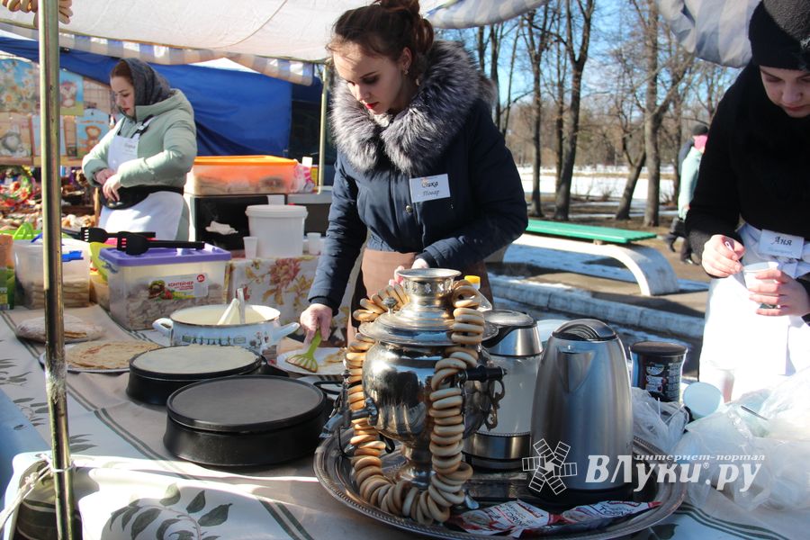 В Великих Луках широко отметили Масленицу (ФОТО)