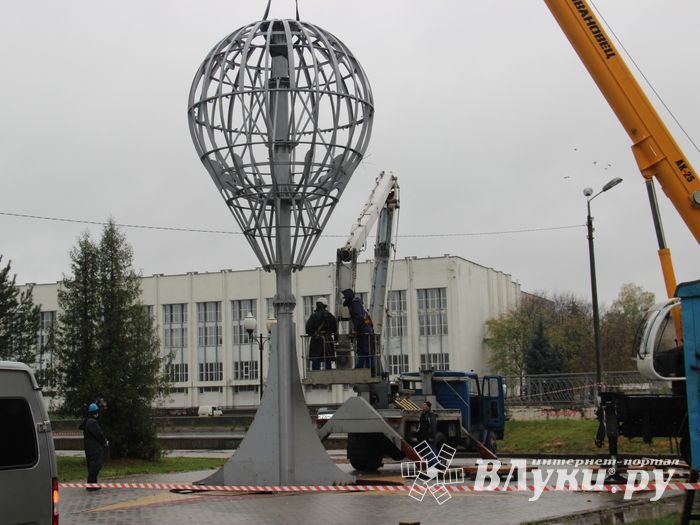 Знак воздухоплаванию устанавливают в Великих Луках (ФОТО)