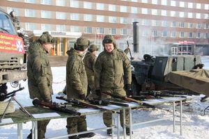 Великолучанам показывают армейскую технику и кормят кашей (6+) (ФОТО)