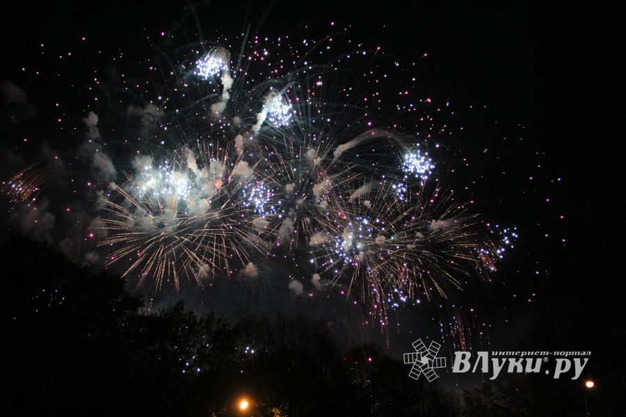 Салют в Великих Луках (ФОТО)