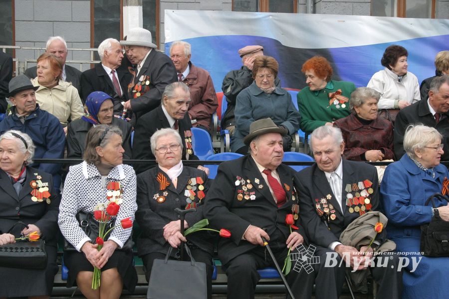 В Великих Луках прошел Военный парад