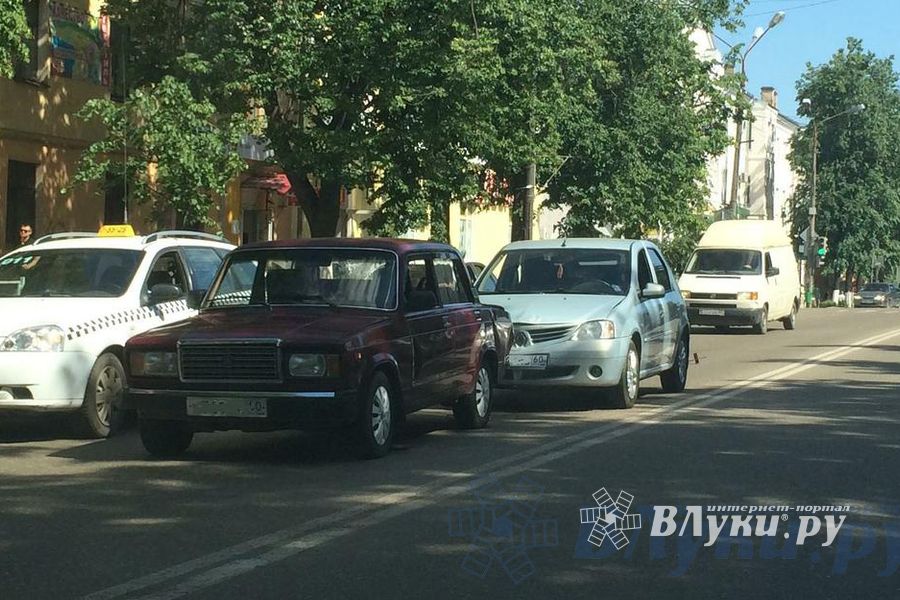 На проспекте Ленина в Великих Луках столкнулись ВАЗ и «Рено» (ФОТО)