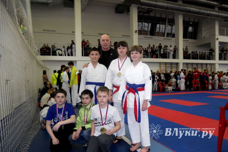 Великолукские спортсмены успешно выступили на всероссийских соревнованиях по каратэ WKF «Петербургская весна-2015» (фото)