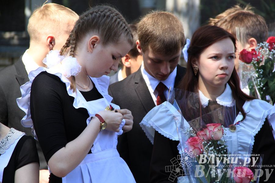 В Великих Луках прозвенели «Последние звонки»