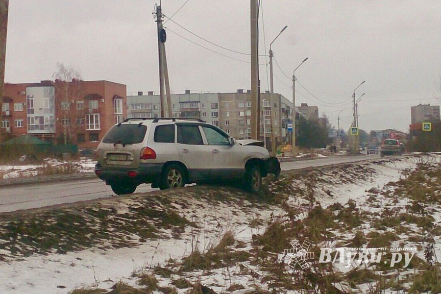 ДТП в Великих Луках: врезался в столб, огорчился и ушёл (ФОТО)
