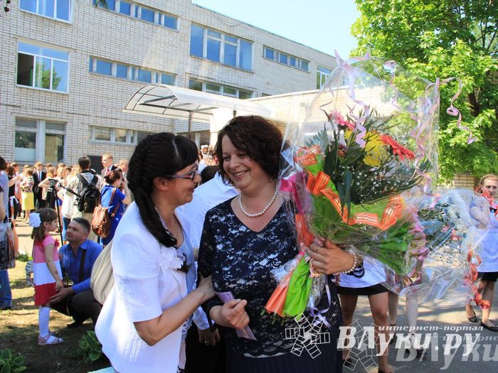 В Великих Луках прозвенели «Последние звонки»