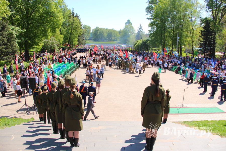 По центральному проспекту Великих Лук прошёл  «Бессмертный полк» (0+) (ФОТО)