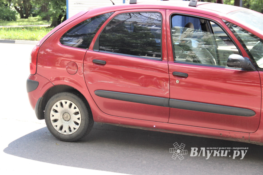 Большой автобус пострадал от маленькой легковушки (ФОТО)