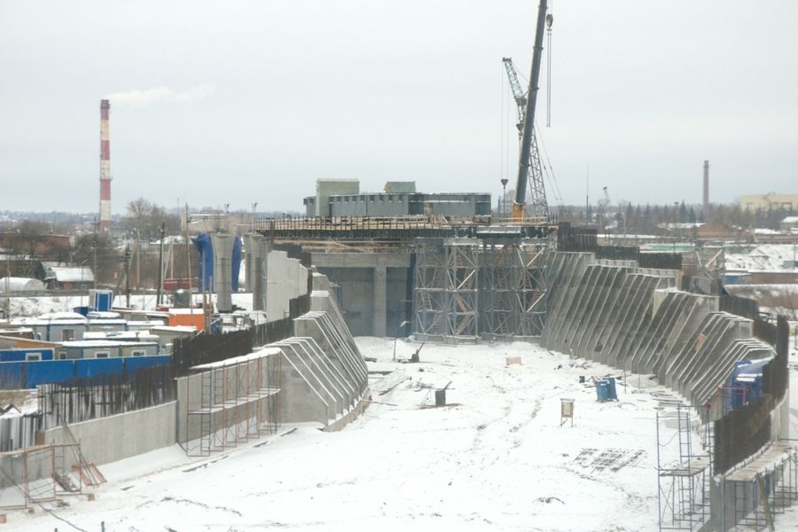 В Великих Луках продолжается сборка металлоконструкций пролетного строения путепровода (ФОТО)