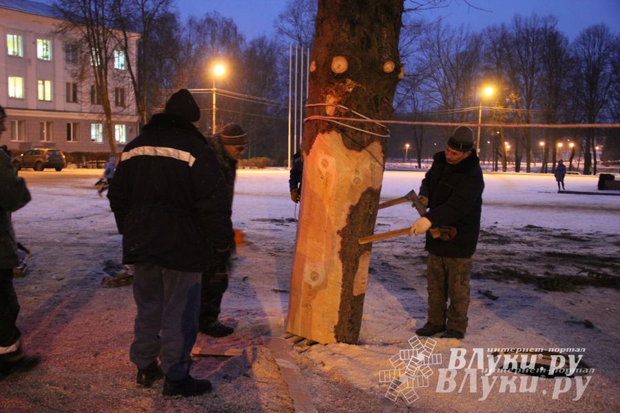В Великих Луках установили новогоднюю елку (фото)