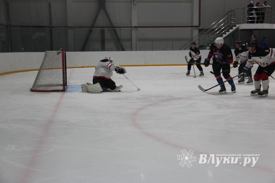 Два зоккейных матча прошли в Великих Луках в рамках Чемпионата города (ФОТО)