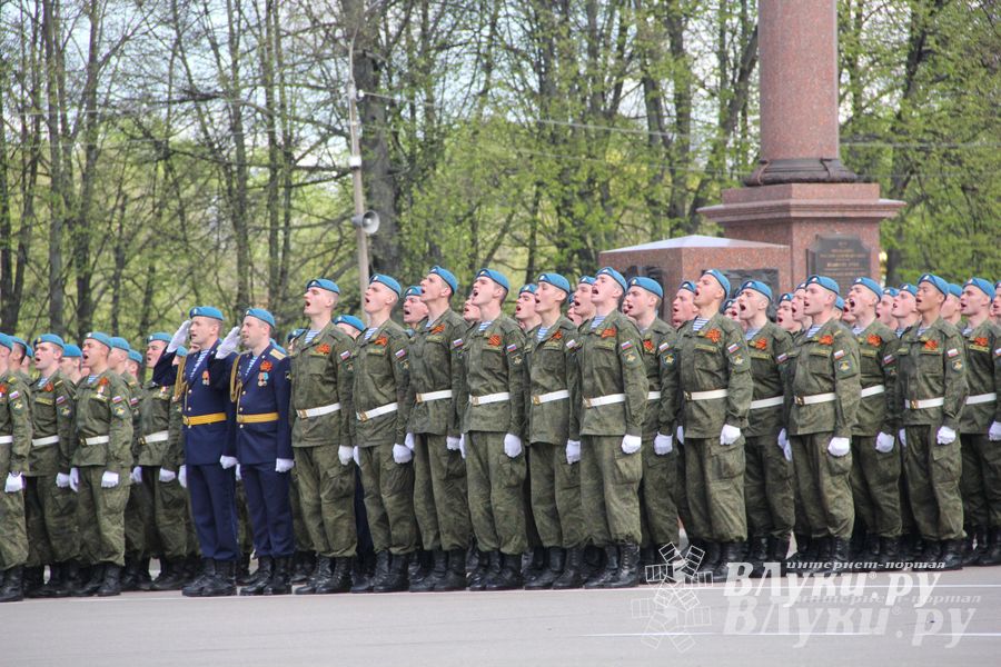 Парад Победы в Великих Луках (фото)