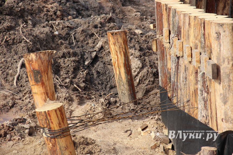 Совсем скоро великолучане смогут гулять по деревянным дорожкам Крепости (ФОТО)