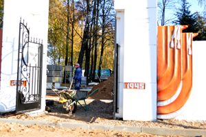 В Великих Луках ведутся работы по благоустройству воинского захоронения (фото)