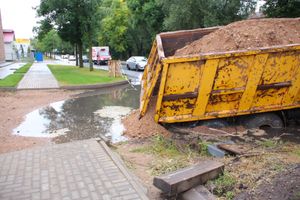 На проспекте Гагарина в Великих Луках провалился грузовик (ФОТО)