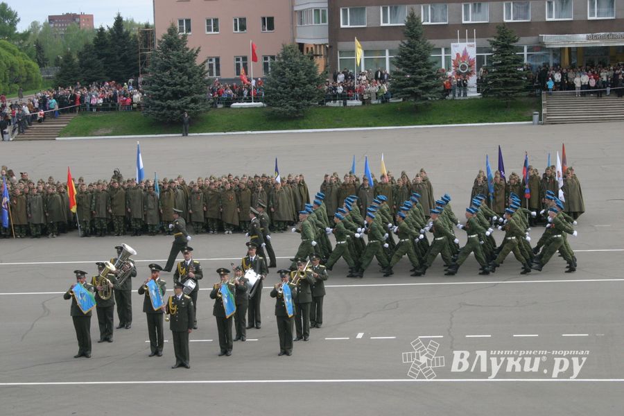 В Великих Луках прошел Военный парад