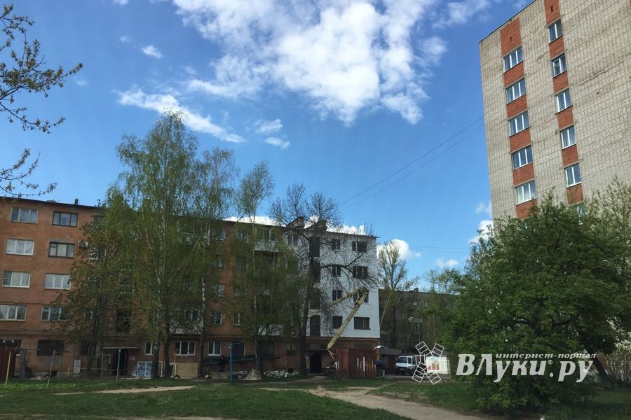 В Великих Луках ремонтируют многоквартирные дома (ФОТО)