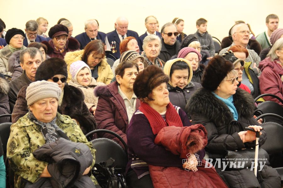 Слабовидящих великолучан поздравили с Международным днём инвалидов (ФОТО)