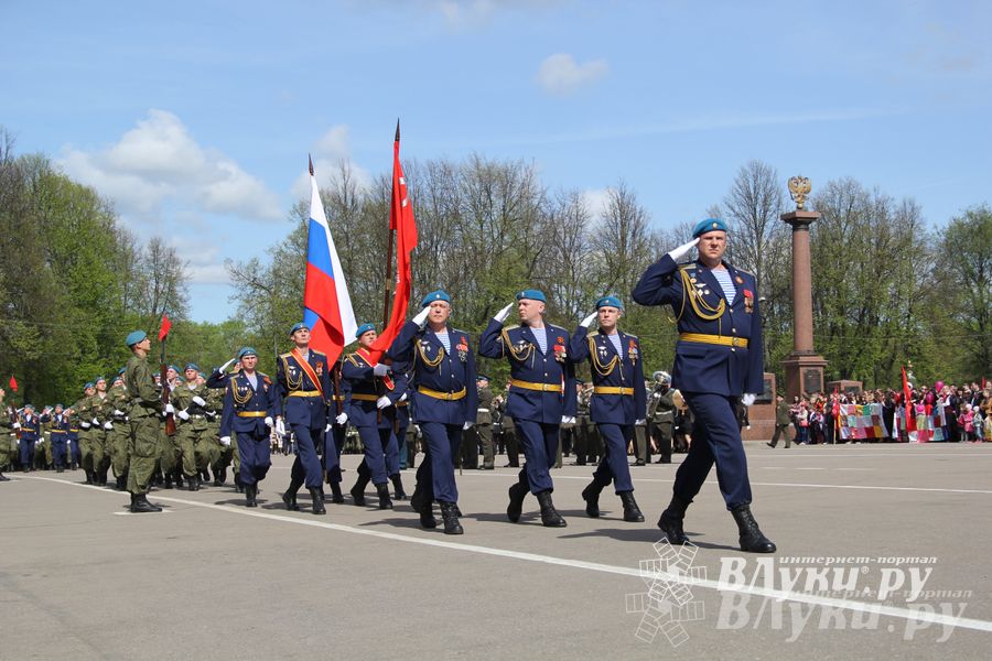 Парад Победы в Великих Луках (фото)