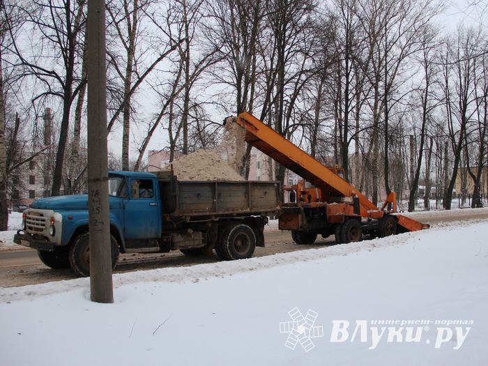 Улицы Великих Лук очищают от снега (ФОТО)