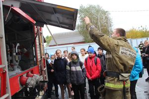 Великолукских школьников познакомили со спасательной техникой (ФОТО)