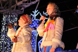 В Великих Луках зажгли Ёлку (ФОТО)