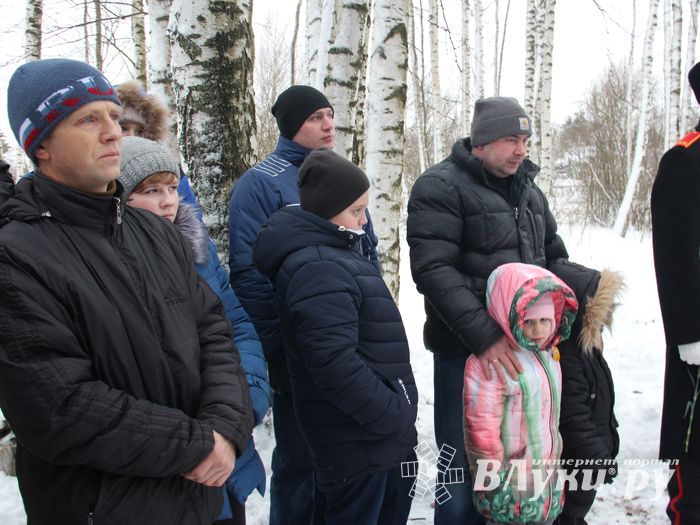 Никто не забыт: в Великих Луках благоустроили могилу неизвестного солдата (ФОТО)