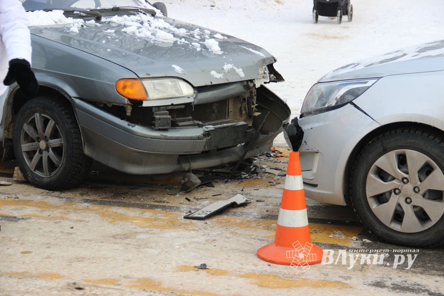 Лобовое ДТП на улице Печорской в Великих Луках (ФОТО)