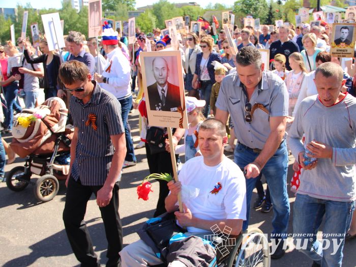 По центральному проспекту Великих Лук прошёл  «Бессмертный полк» (0+) (ФОТО)