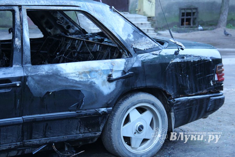 В Великих Луках сгорел очередной автомобиль