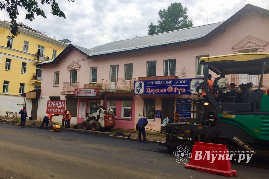Припаркованные у обочин автомобили вновь мешают ремонту дорог (ФОТО)