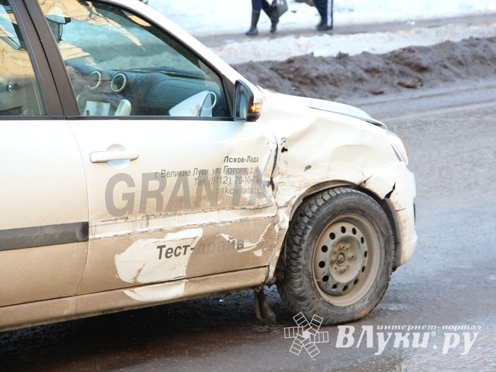 ДТП на Зверева в Великих Луках (ФОТО)
