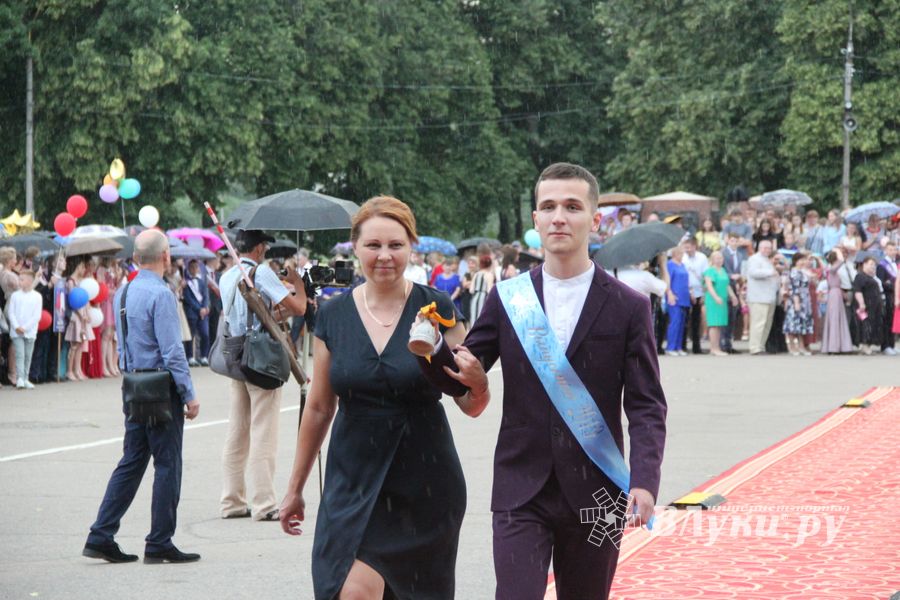 Великолукской «Бригантине» пришлось поплавать под дождём (ФОТО)