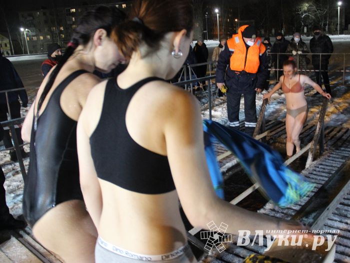 В Великих Луках проходят крещенские купания (ФОТО)