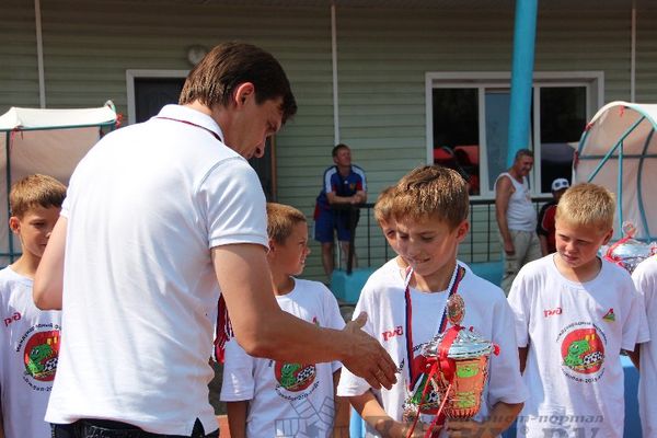 Юные футболисты из Калининграда стали победителями турнира «Локобол» в Великих Луках (фото)