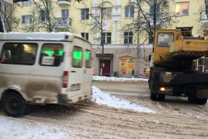 Улицу Зверева в Великих Луках заблокировал автокран (ФОТО)