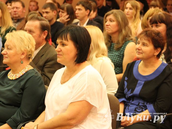 В Великих Луках ученики школы №13 поздравили своих педагогов (ФОТО)