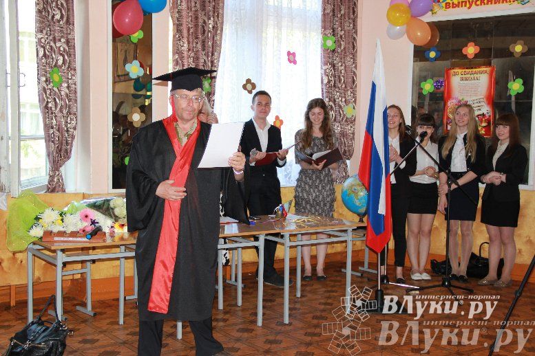 В Великих Луках прозвенели «Последние звонки»