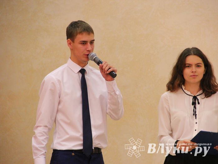 В Великих Луках ученики школы №13 поздравили своих педагогов (ФОТО)