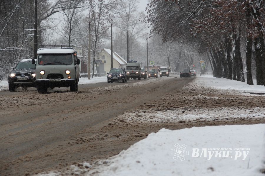 С первым снегопадом вас, коммунальщики Великих Лук!