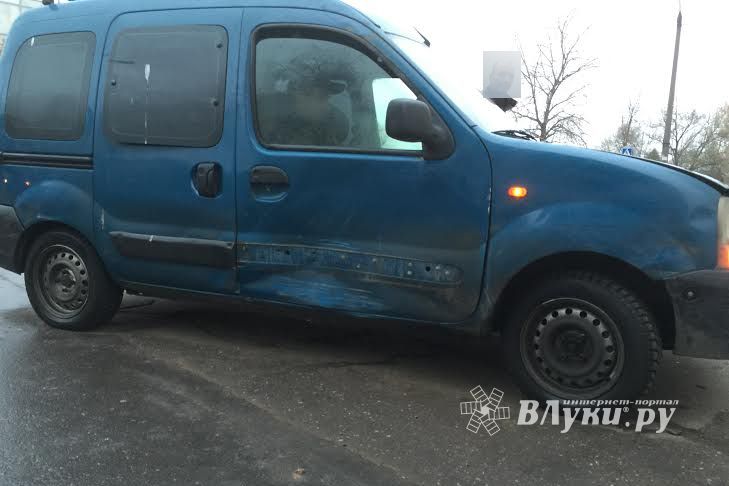 В Великих Луках в районе Дружбы произошло ДТП (фото)