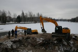 Падение экскаватора в воду рабочие назвали «штатной ситуацией»